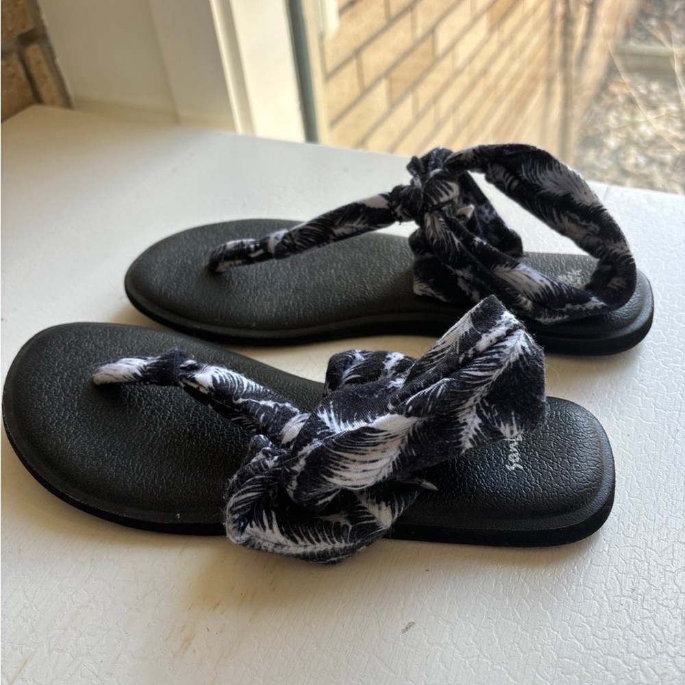 Black and White Leaf Print Sandals